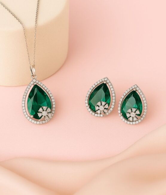 The Emerald Spell - Pendant with Earrings